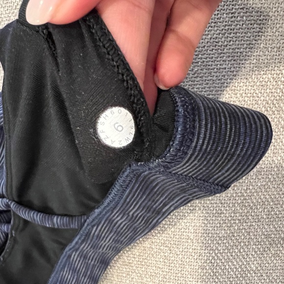 Lululemon navy sports bra size 6 - Picture 3 of 3